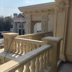 岳阳 黄金麻别墅外墙干挂雕花配合阳台栏杆花瓶柱