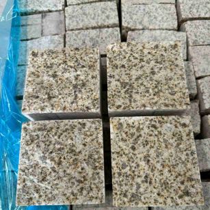 岳阳 黄金麻花岗岩自然面小方块，弹石，马蹄石等