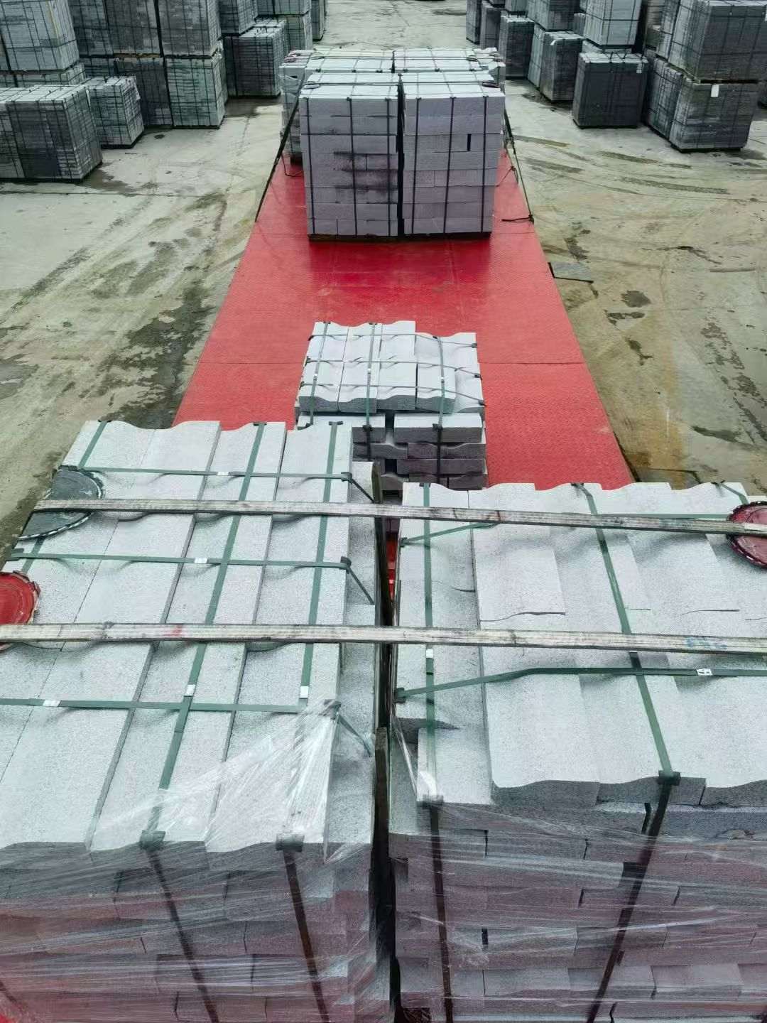 岳阳 芝麻白仿形加直形路沿石出货日常