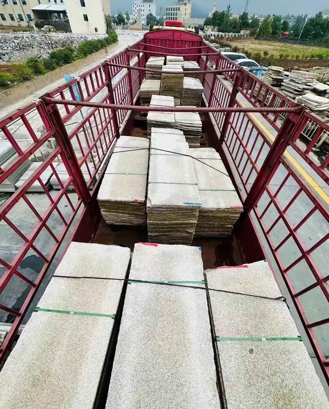 岳阳 黄金麻花岗岩荔枝面，光面毛板装车完成