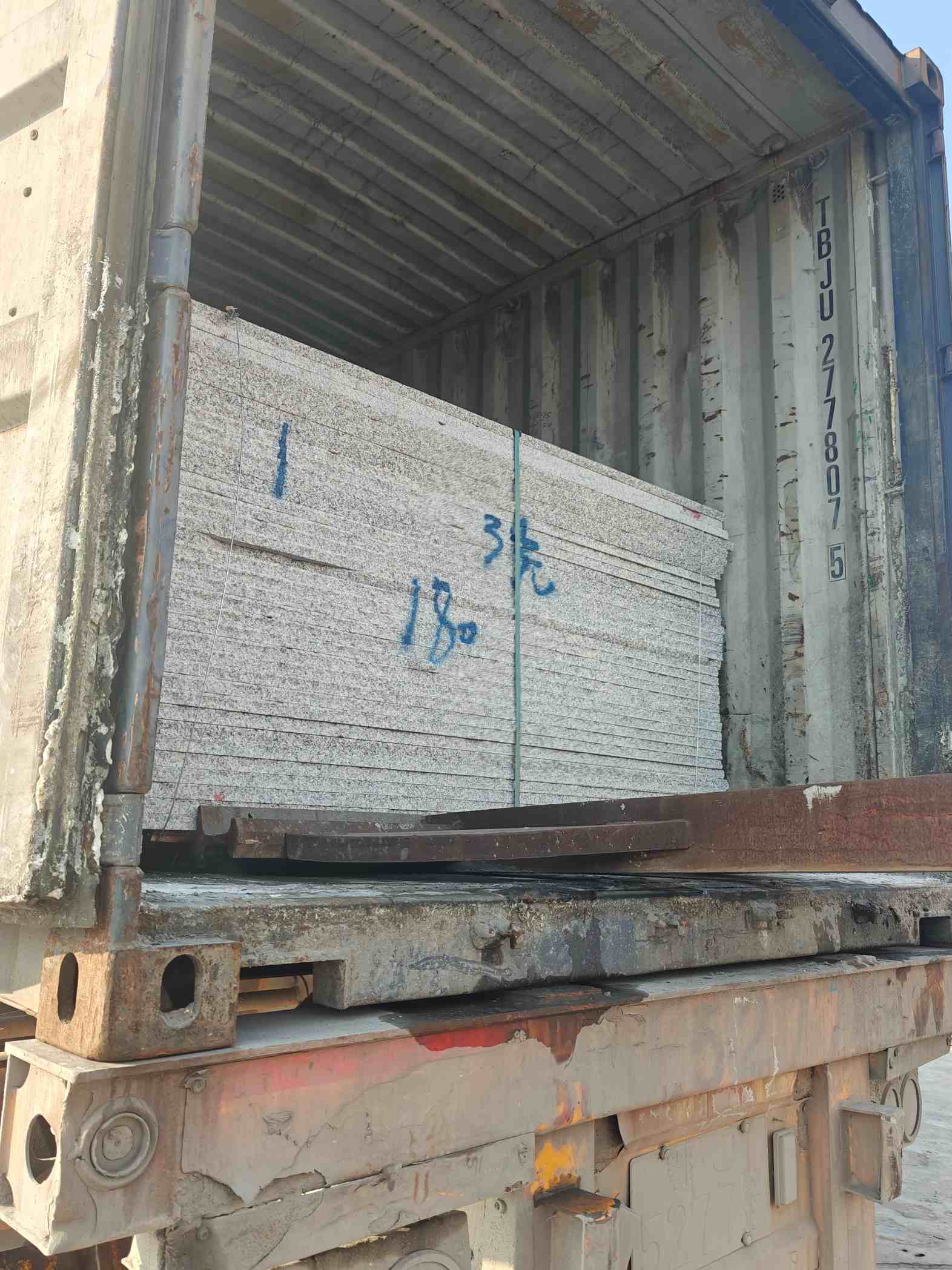 岳阳 芝麻白花岗岩石材3.0公分光面毛板装柜出货