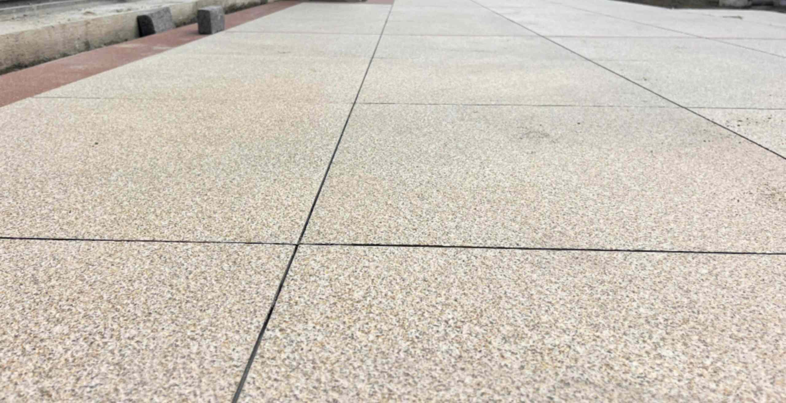 岳阳 黄金麻花岗岩石板材荔枝面地面铺装效果