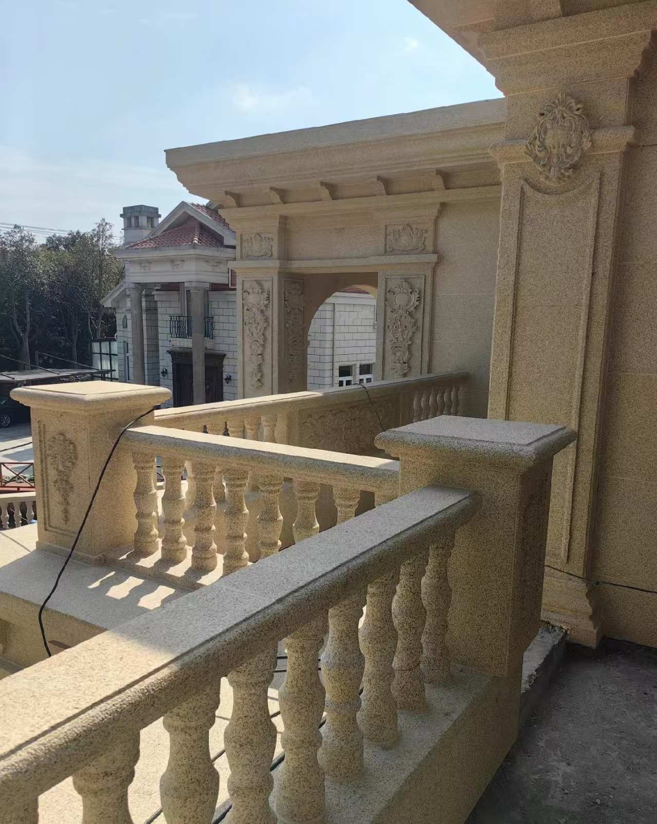 岳阳 黄金麻别墅外墙干挂雕花配合阳台栏杆花瓶柱