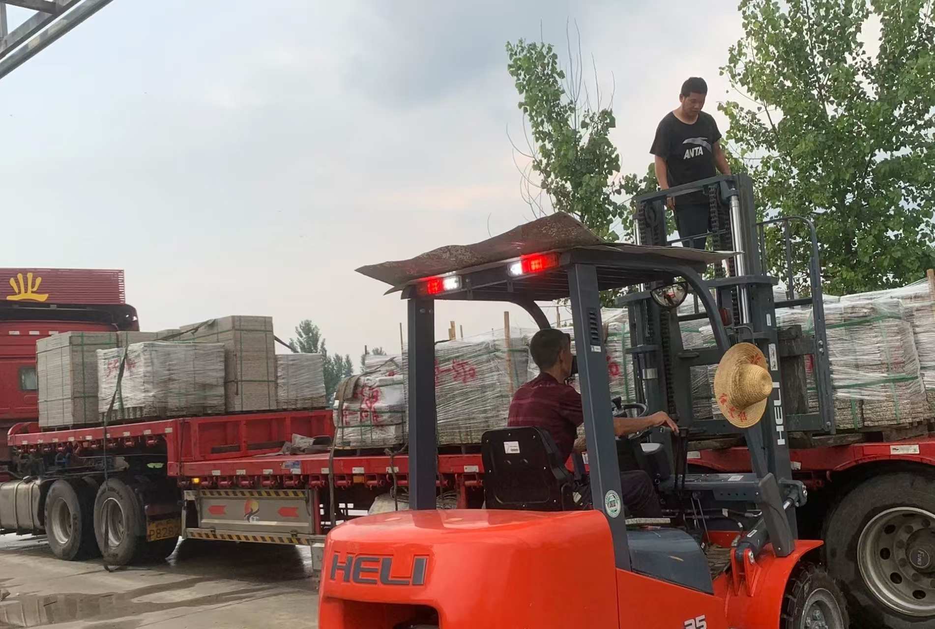 岳阳 黄金麻冰裂纹，地铺石装车