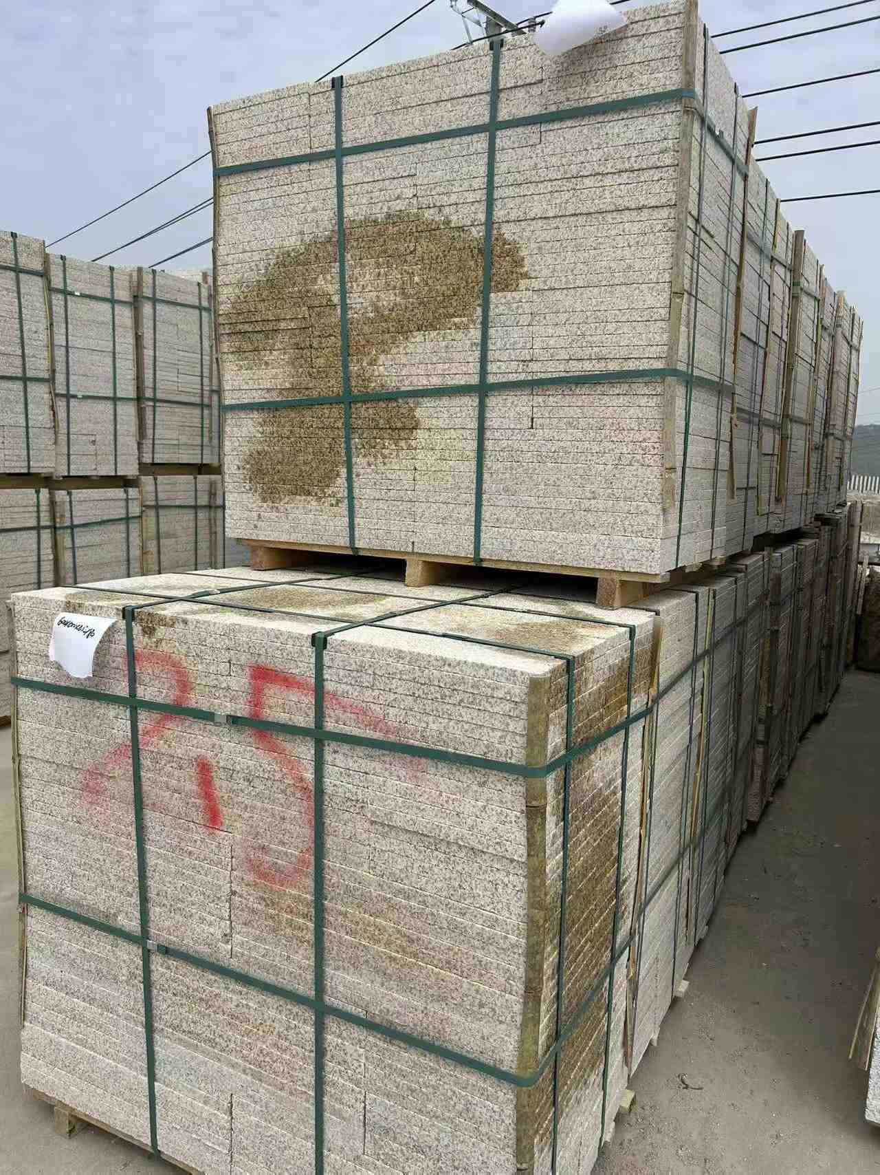 岳阳 黄金麻花岗岩石材荔枝面地铺石2.5*300*600