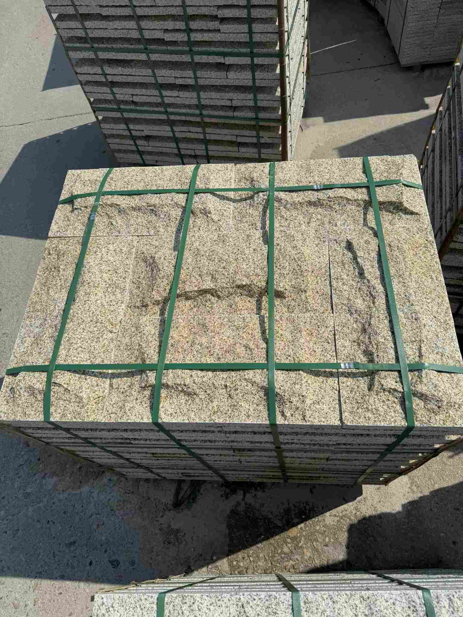 岳阳 黄金麻花岗岩石材自然面蘑菇石成品