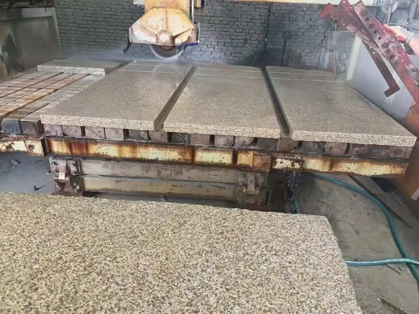 岳阳 黄金麻荔枝面成品板加工