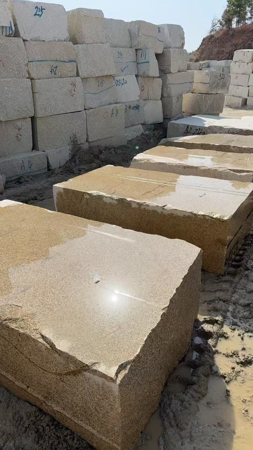 岳阳 黄金麻方料堆场洗料分选中，原材料充足