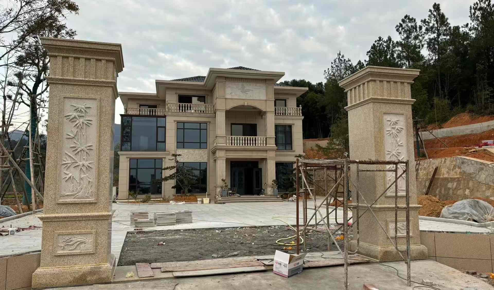 岳阳 黄金麻花岗岩别墅雕花外墙干挂配上门口雕花罗马柱