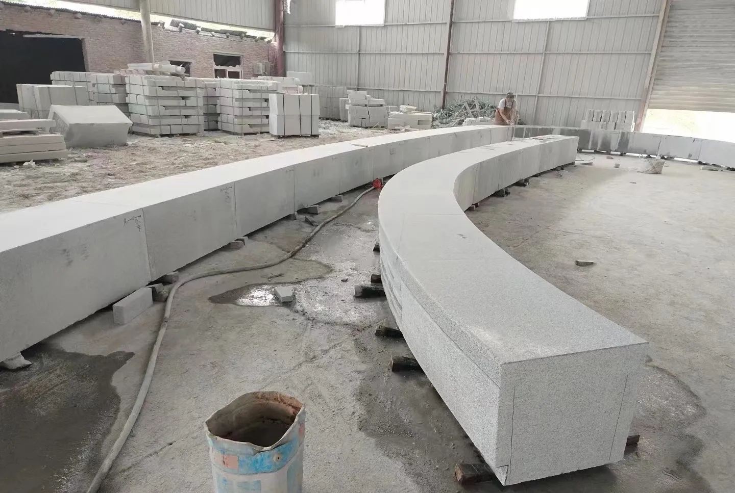 岳阳芝麻白花岗岩石板材 园林光面弧形坐凳