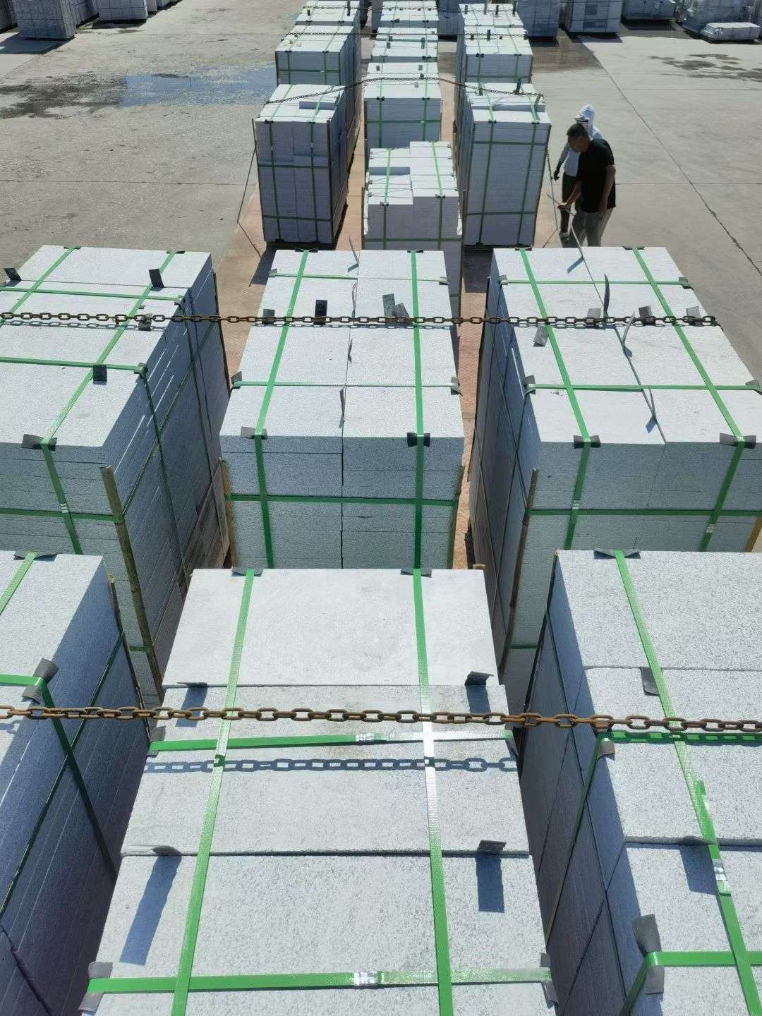 岳阳 芝麻白花岗岩5公分地铺石 花岗岩厂家工厂装车日常