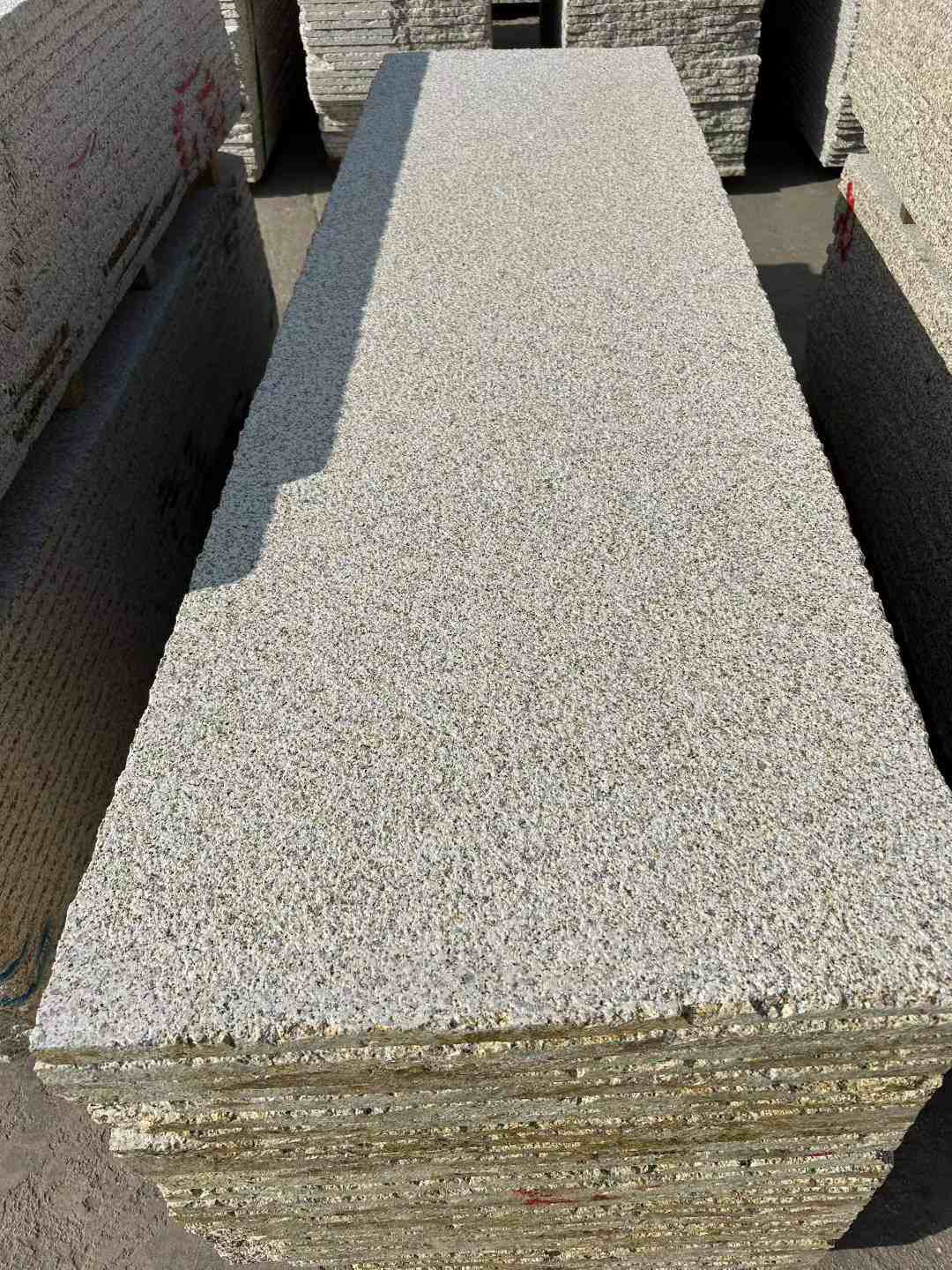 岳阳 黄金麻花岗岩荔枝面毛板，半成品