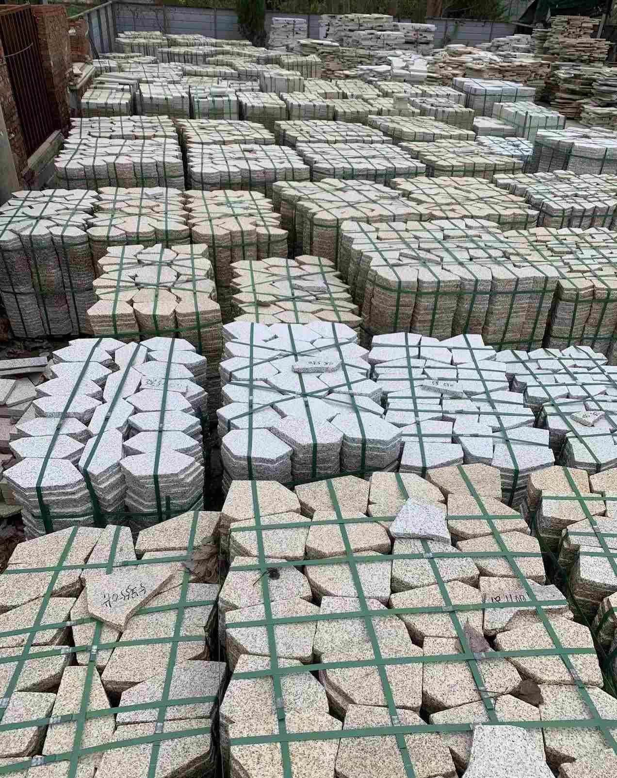 岳阳 黄金麻白麻花岗岩荔枝面地铺石(冰裂纹)