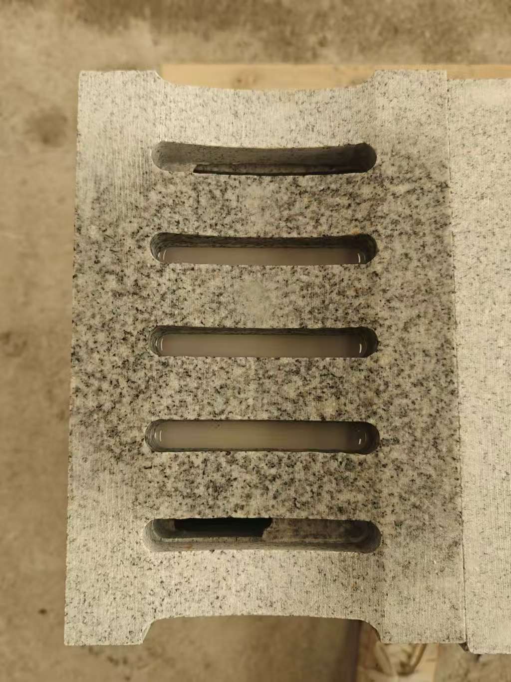 岳阳 芝麻白拉丝面花岗岩U型开槽排水槽